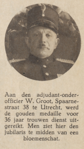 874790 Portret van adjudant-onderofficier W. Groot (Spaarnestraat 38) te Utrecht, die onderscheiden is met de gouden ...